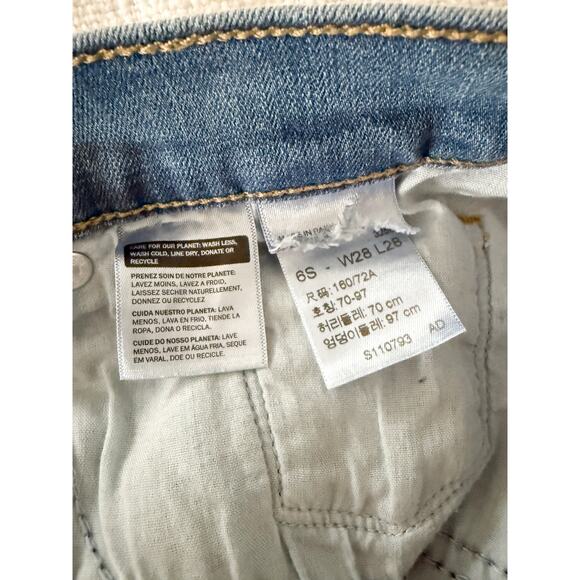 Levi's | Classic Straight Fit Women's Jeans in Medium/Light Wash | Sz 6 - Picture 7 of 8